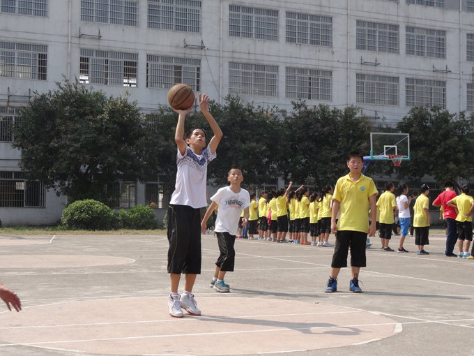 我校举行初一年级篮球赛 - 柳州市壶西实验中学